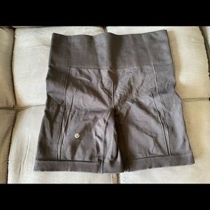 Lululemon Size 6 Sculpting Shorts - seamless construction